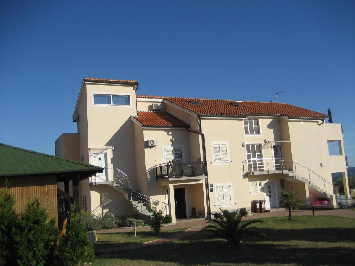 Apartma „drei Palmen“ Sveti Filip i Jakov
