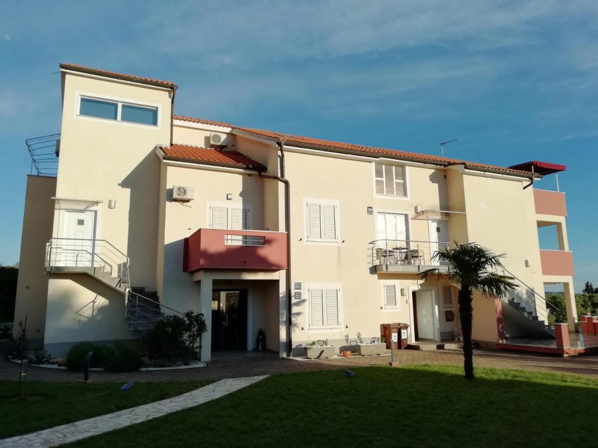 Apartma „drei Palmen“ Sveti Filip i Jakov